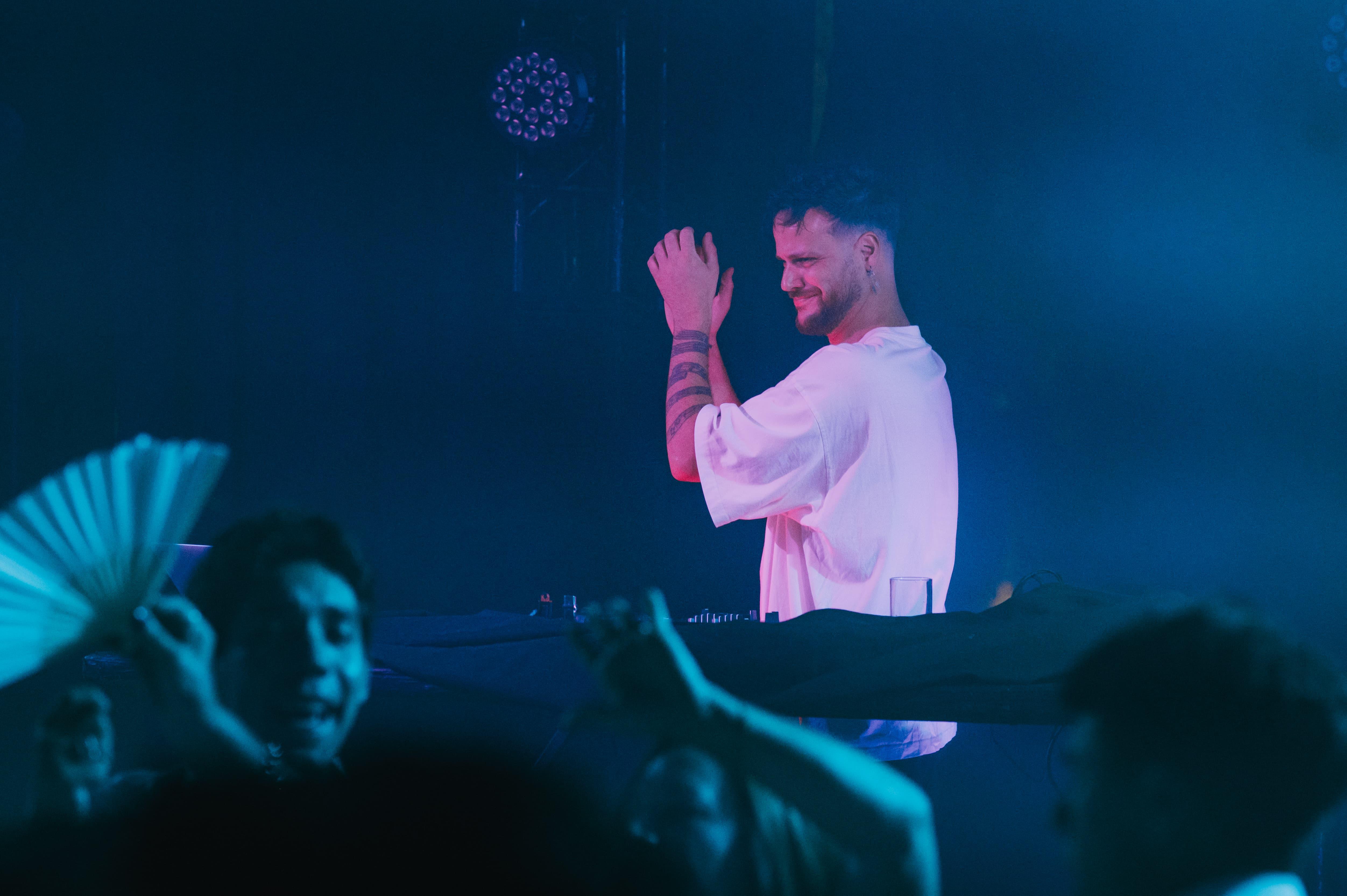 Luces y ambiente en una fiesta con DJ